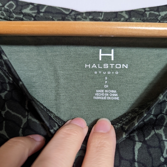 Halston gator print tee - Picture 2 of 2